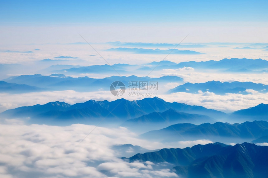 夏季山间云海的美丽景观图片
