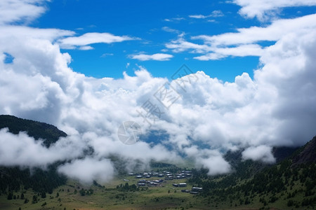 夏季山脉云海的美丽景观背景图片