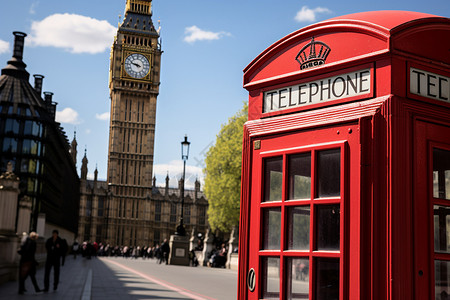 欧洲古典街道上的电话亭背景图片