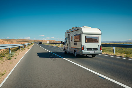 沙漠行驶沙漠公路上行驶的房车背景