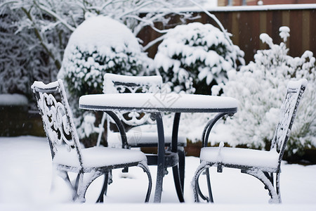 覆盖的椅子白雪覆盖的庭院背景