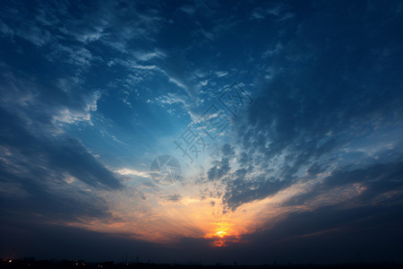 夕阳下的天空背景图片