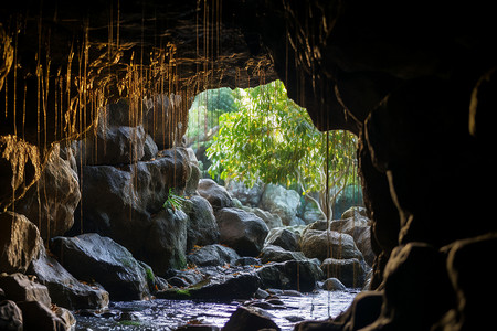 壮观美丽的山谷岩石洞穴图片