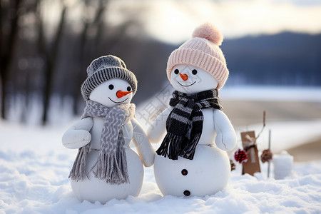 站一起情侣一起站在雪地的雪人玩具背景