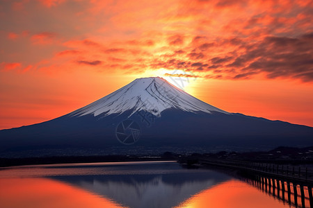 日出时富士山的美丽景观背景图片