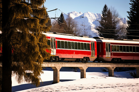 雪山轨道中运输的火车图片