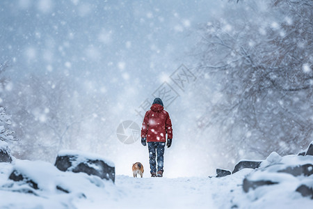 雪地艰难行走的人图片
