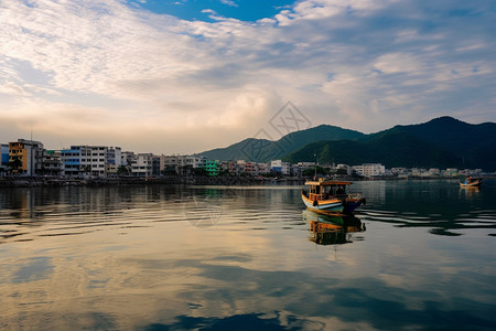 海岸边的小渔村图片