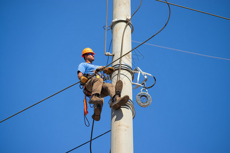高空维修电网维护的电力工人背景