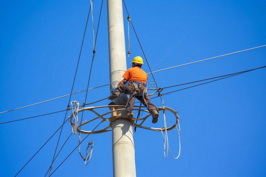 户外安装线缆的电力工人图片