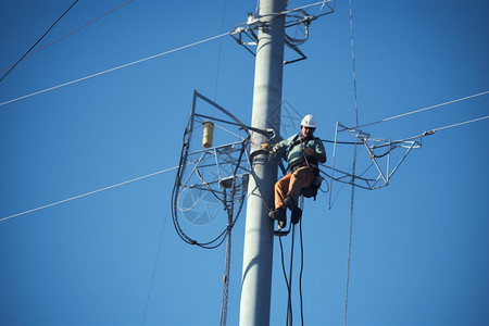 高空维修电线杆上工作的电力工人背景