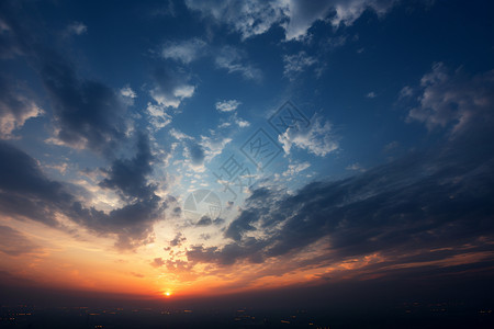 天空下的几片浮云背景图片