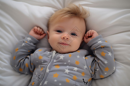 宝宝白素材躺在白床上的宝宝背景