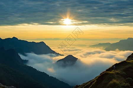 迷雾笼罩的山间日出景观图片