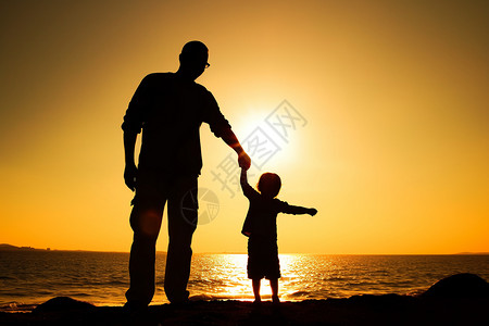 夏季男孩背影陪伴孩子游玩的父亲背景