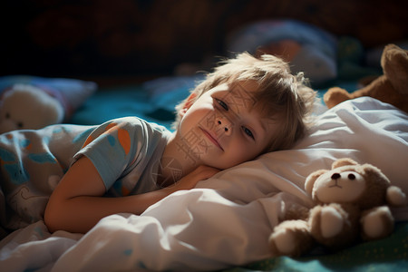 裴紫绮与玩偶一个孩子在床上与躺着的泰迪熊相伴背景
