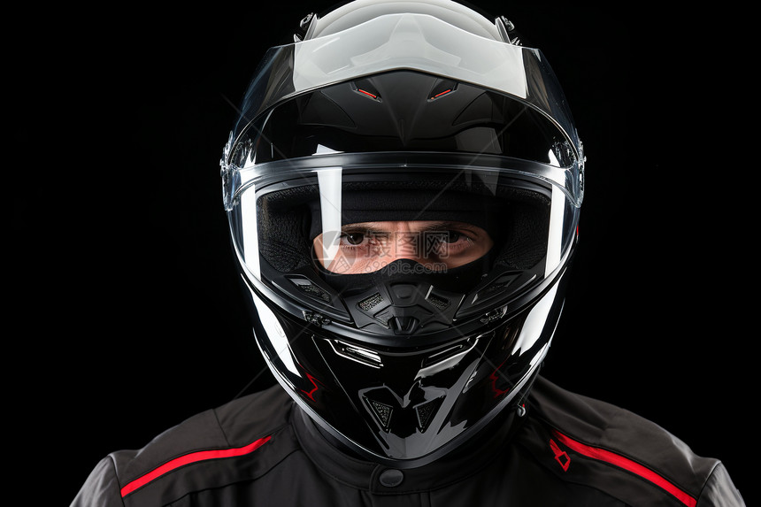 戴着安全头盔的摩托车手图片