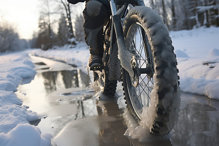 冰雪中的单车冒险高清图片