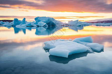 冰山浮动于水面图片