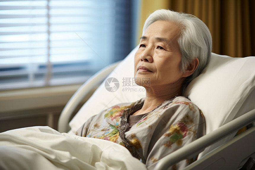 一位老妇人躺在病床上图片