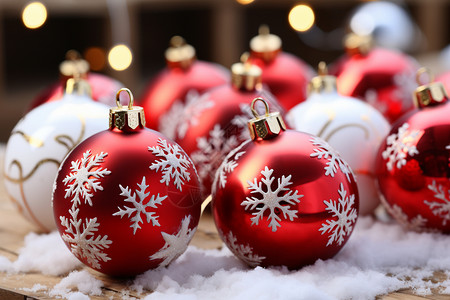 圣诞节雪花上的装饰球背景图片
