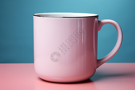 粉色咖啡杯在粉色桌子上图片