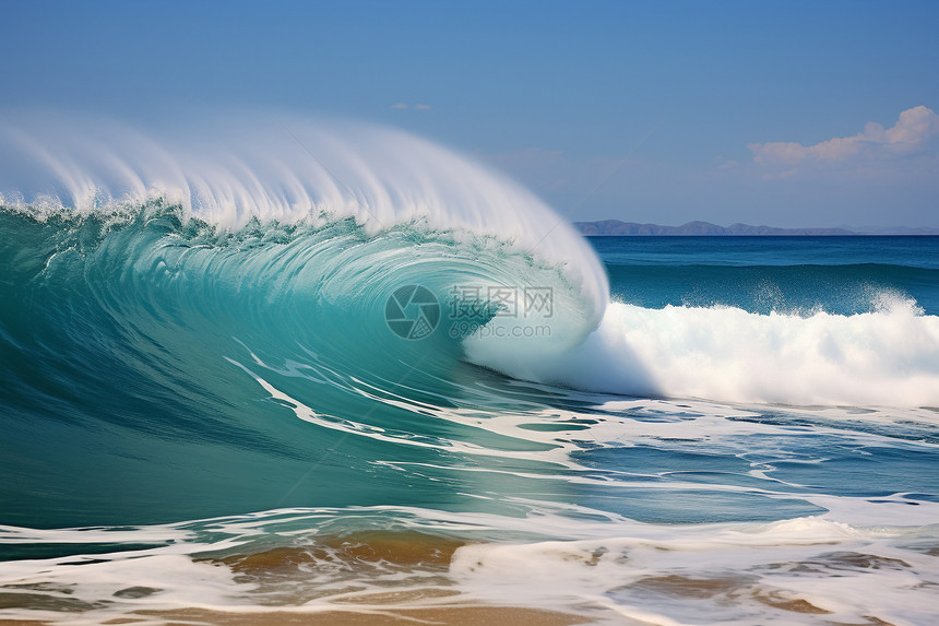 海浪撞击海滩图片