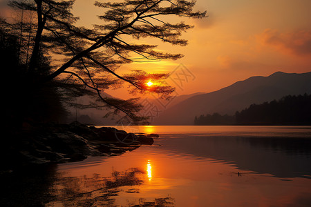 湖面倒映的日落图片