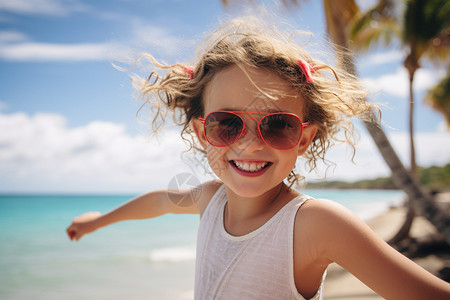 棕榈在西海岸小女孩戴着墨镜站在沙滩上背景