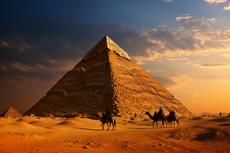 金字塔上的日落背景图片