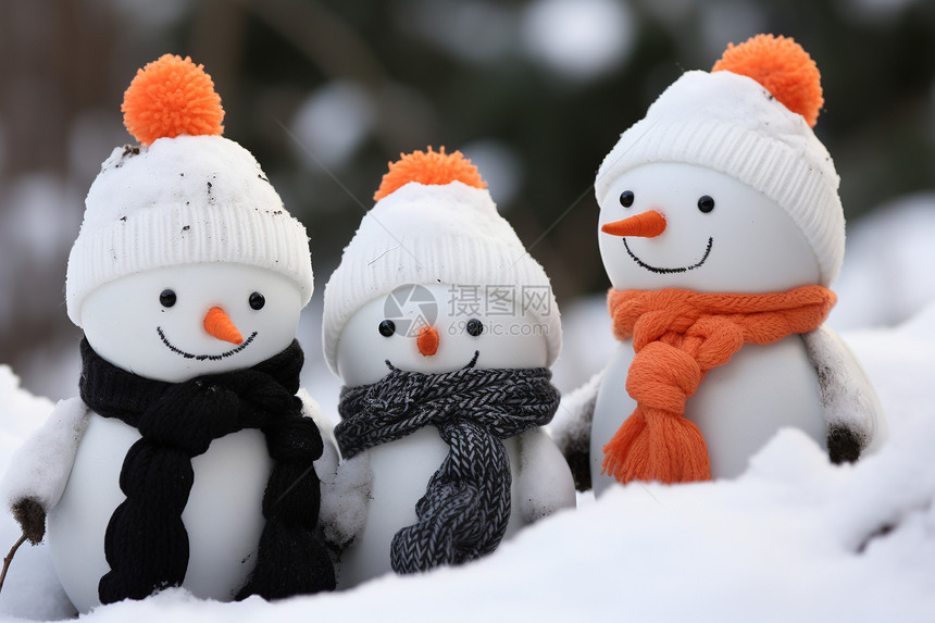 三个雪人在雪地里戴图片