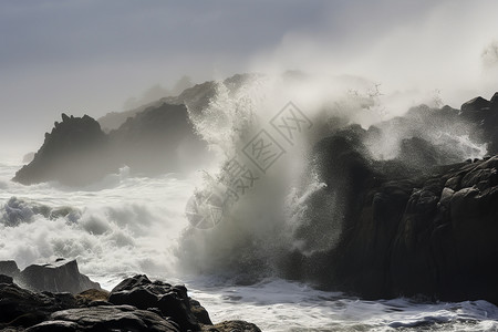 海浪撞击巨石图片