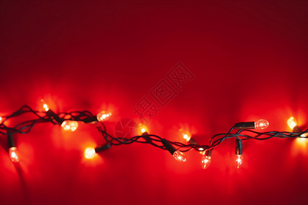 红色的圣诞灯饰图片
