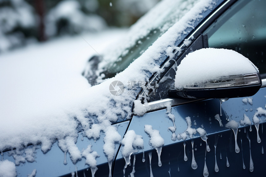 冬天被雪花覆盖的户外车辆图片