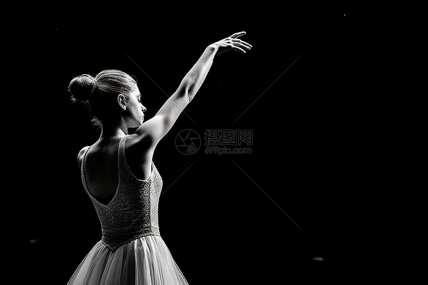 黑暗背景中的舞者图片