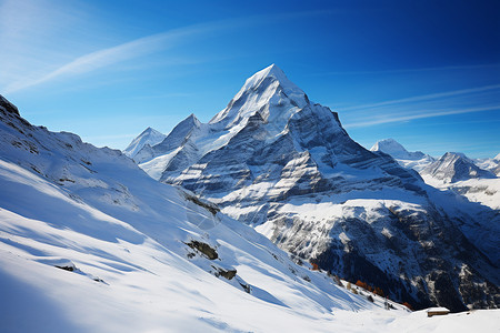阿尔卑斯山的雪峰和蓝天图片
