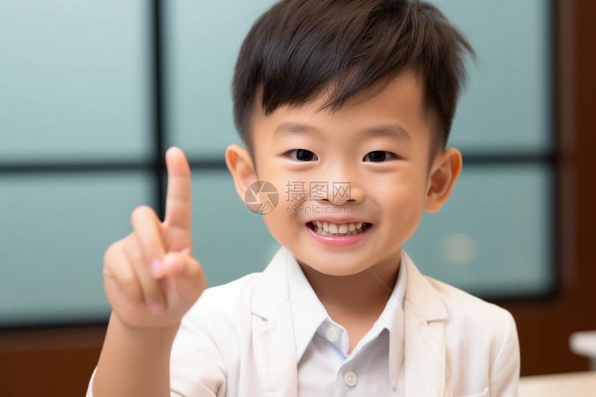 幸福微笑的亚洲男孩图片