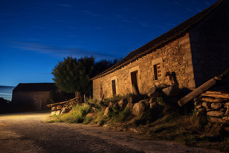 夜晚星空下的乡村房屋高清图片