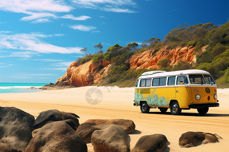 沙滩上停靠的黄色巴士背景图片