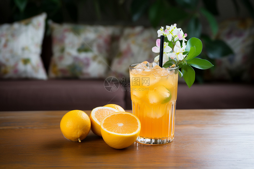 茶几上健康清爽的橙汁图片