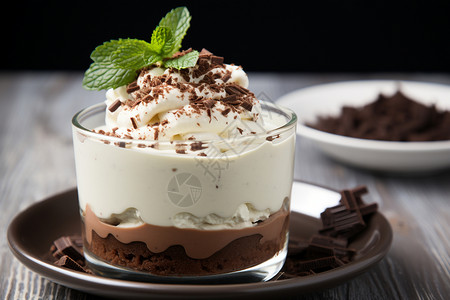 丝滑的奶油巧克力杯高清图片