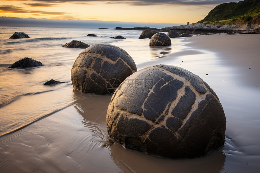 沙滩上天然形成的球形岩石图片