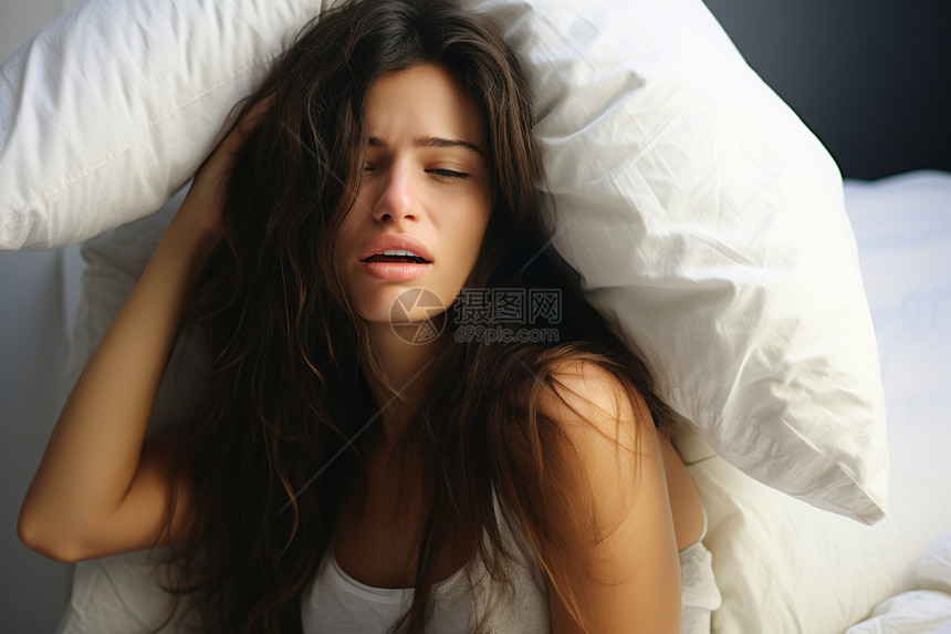噪音烦躁难以入睡的女人图片