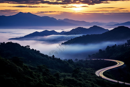 山区蜿蜒的道路图片