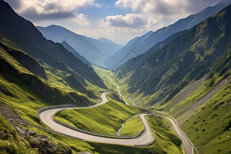 山脉中弯曲的道路图片