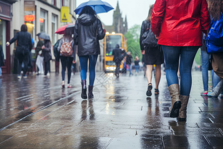 雨中人群行走高清图片