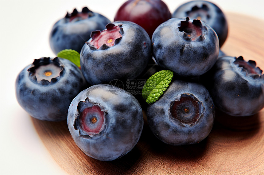新鲜采摘的蓝莓蓝莓图片