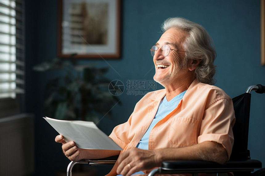 坐在轮椅上微笑的老年妇人图片