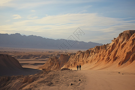 沙漠上的旅行者图片