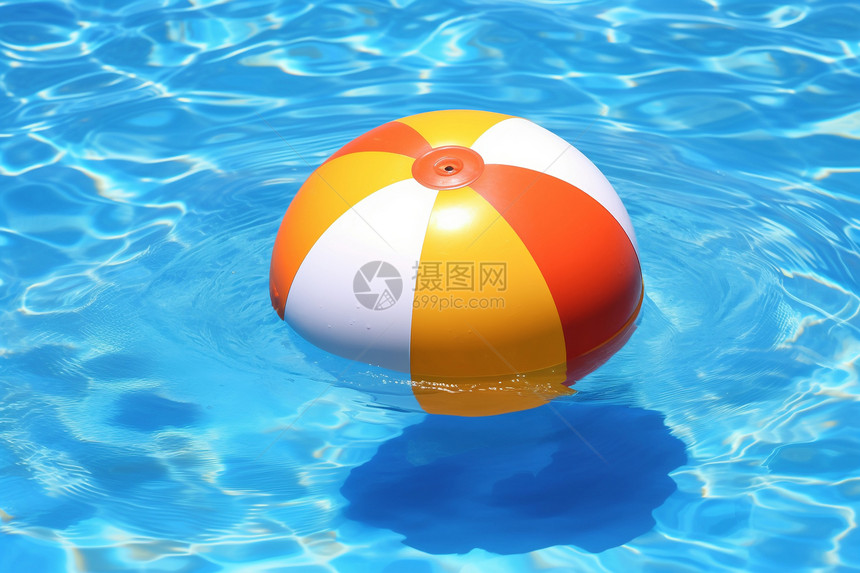 漂浮在水上的球图片